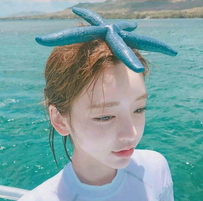 最新夏日海边女生图片甜美可爱 去同一片海滩