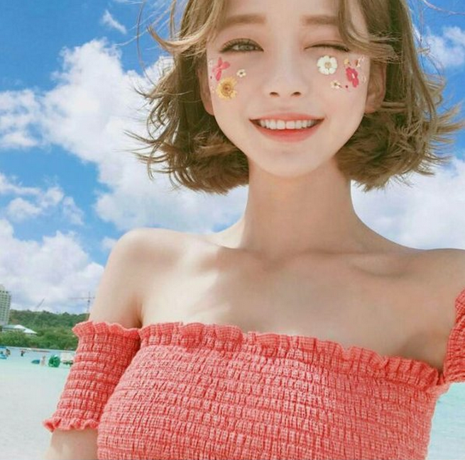 最新夏日海边女生图片甜美可爱 去同一片海滩