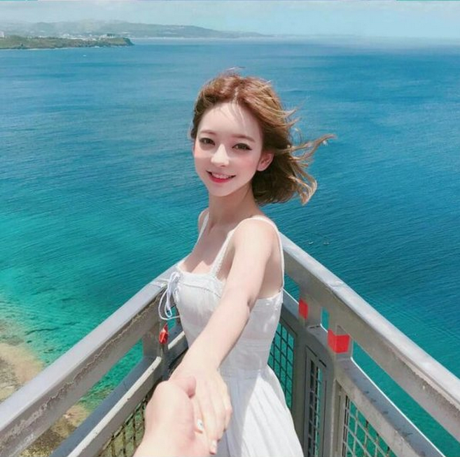 最新夏日海边女生图片甜美可爱 去同一片海滩