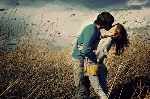 幸福的情侣亲吻图片超好看 原来我们之间除了沉默再也没剩下什么