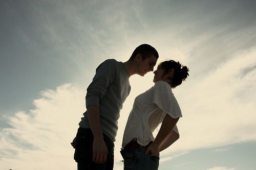 幸福的情侣亲吻图片超好看 原来我们之间除了沉默再也没剩下什么