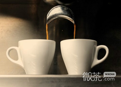 可爱浪漫的杯子图片 爱一个人太深,心会醉;恨一个人太久,心会碎