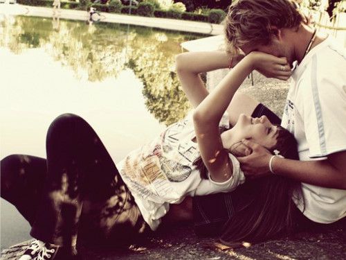 幸福的情侣亲吻图片超好看 原来我们之间除了沉默再也没剩下什么