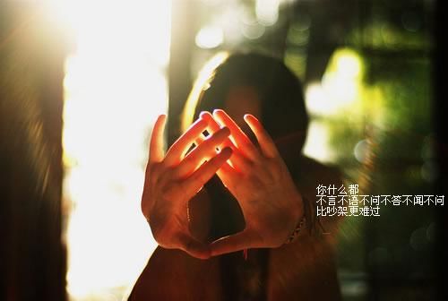 伤感意境文字空间图片 听着浪花带来的涛声,移步在树林的小路上