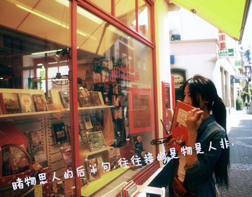 伤感意境文字空间图片 听着浪花带来的涛声,移步在树林的小路上