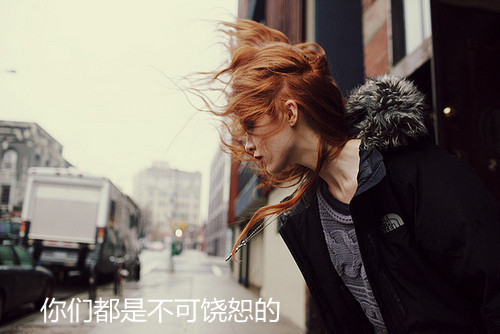 伤感意境文字空间图片 听着浪花带来的涛声，移步在树林的小路上