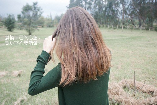 伤感意境文字空间图片 听着浪花带来的涛声，移步在树林的小路上