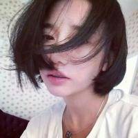 短发女生头像小清新 喜欢说着笑话自己先笑出声的女生