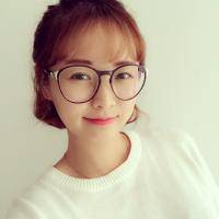 短发女生头像小清新 喜欢说着笑话自己先笑出声的女生