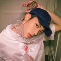 最新的男生微信头像港风大全 握不住的沙干脆扬了它