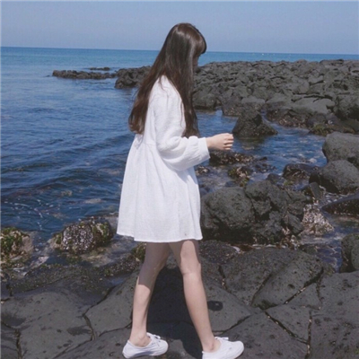海边背景微信伤感女生头像下载