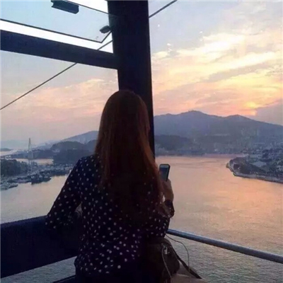 海边背景微信伤感女生头像下载