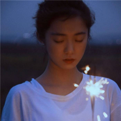美丽小清新手拿烟花美女微信头像下载