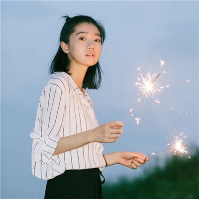 美丽小清新手拿烟花美女微信头像下载