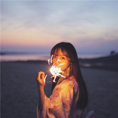 美丽小清新手拿烟花美女微信头像下载