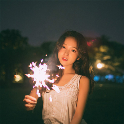 美丽小清新手拿烟花美女微信头像下载