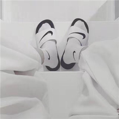 唯美伤感风格微信黑白女生头像下载