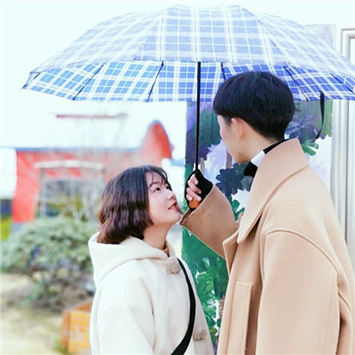 微信个性男女撑伞同框情侣头像下载