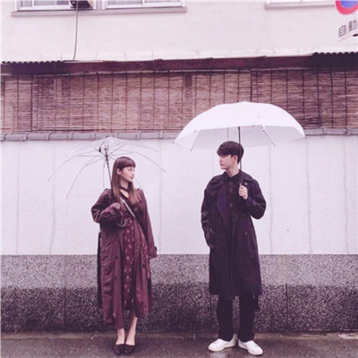 微信个性男女撑伞同框情侣头像下载