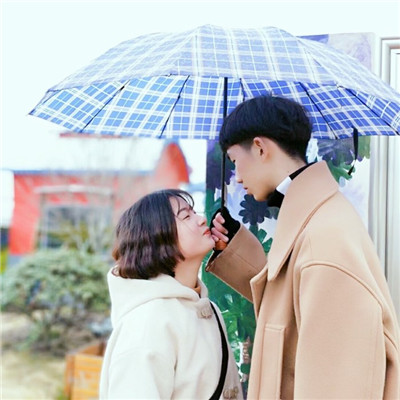 微信个性男女撑伞同框情侣头像下载