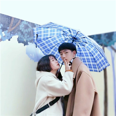 微信个性男女撑伞同框情侣头像下载
