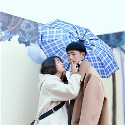 微信个性男女撑伞同框情侣头像下载