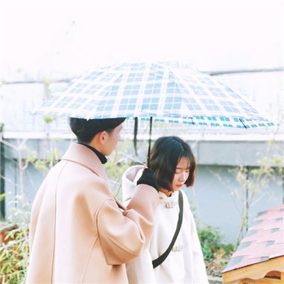 微信个性男女撑伞同框情侣头像下载