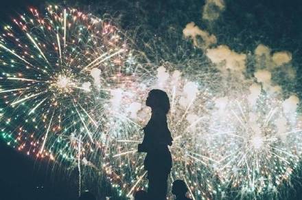 2018微信朋友圈烟花主题图片合集下载