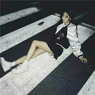 微信最新血腥恐怖风格病态女生头像下载