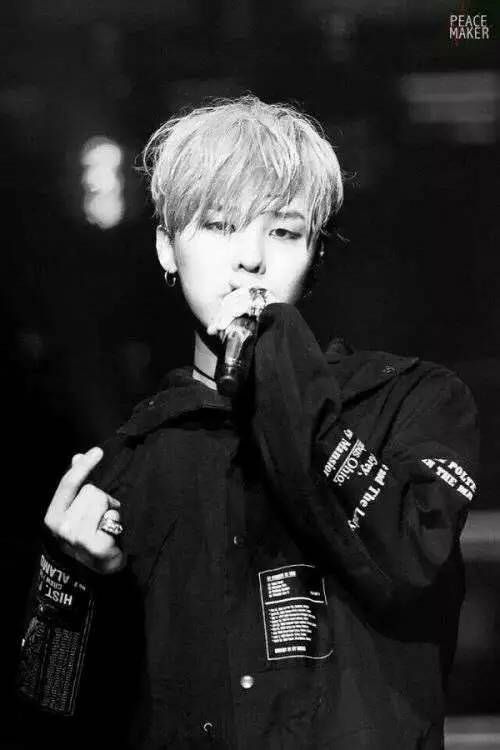 黑白男生聊天壁纸和手机壁纸图