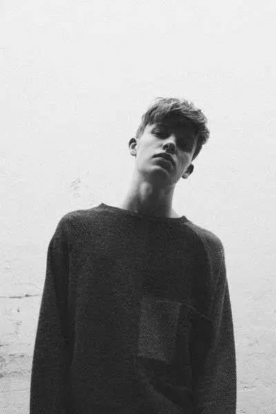 黑白男生聊天壁纸和手机壁纸图