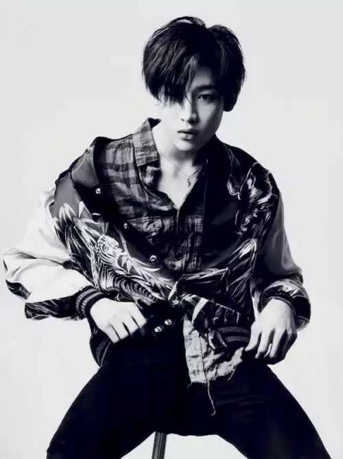 黑白男生聊天壁纸和手机壁纸图