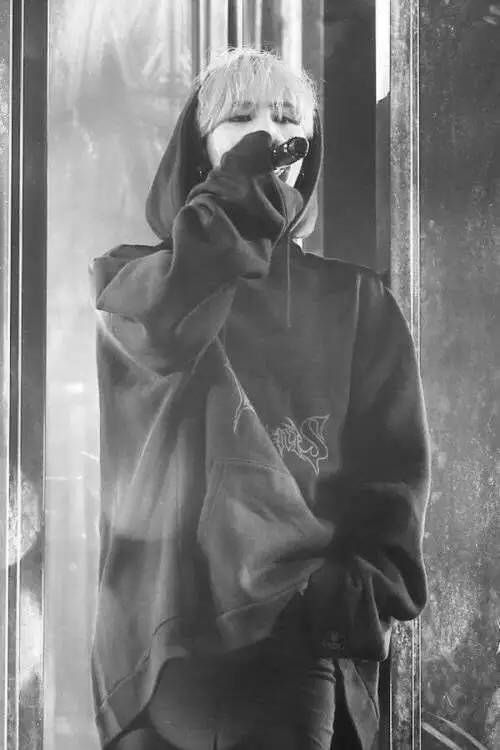 黑白男生聊天壁纸和手机壁纸图