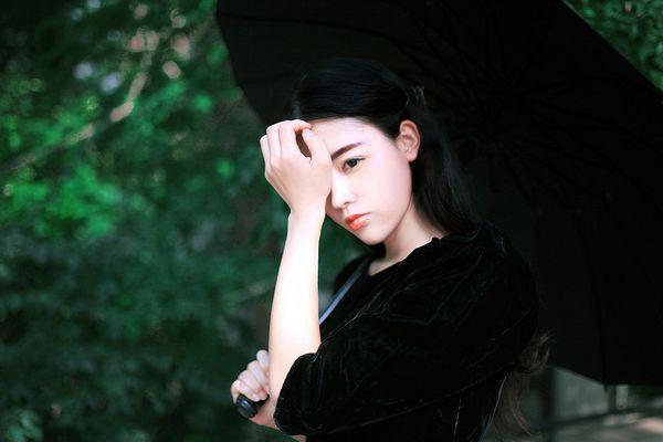 伤感女生唯美意境写真大图 不幸福不快乐就可以轻松的放手