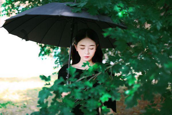 伤感女生唯美意境写真大图 不幸福不快乐就可以轻松的放手