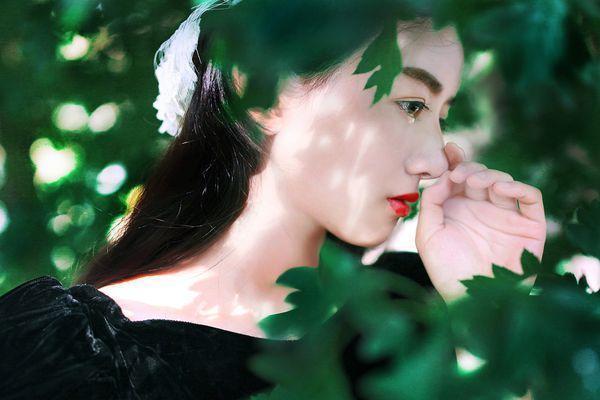 伤感女生唯美意境写真大图 不幸福不快乐就可以轻松的放手