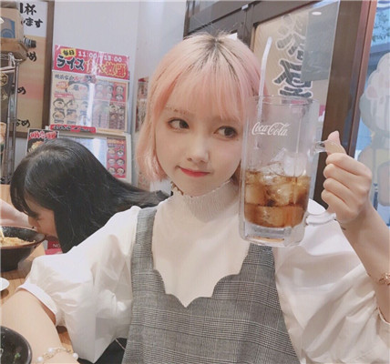 诡异粉色系女生微信头像