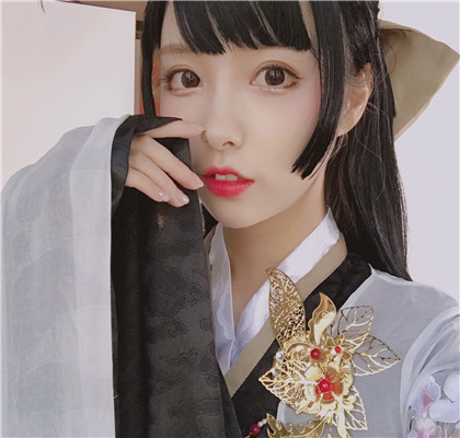 诡异粉色系女生微信头像