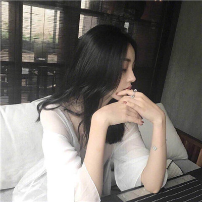 诡异粉色系女生微信头像