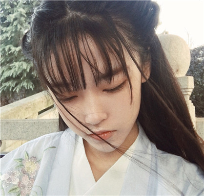 诡异粉色系女生微信头像