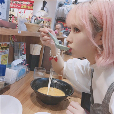 诡异粉色系女生微信头像
