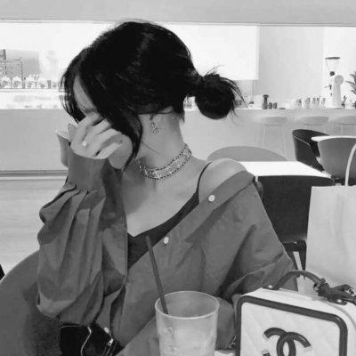 微信唯美黑白女生头像