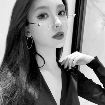 微信唯美黑白女生头像