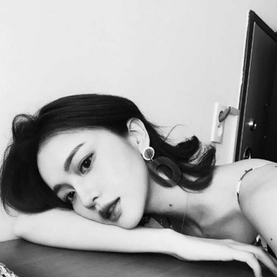 微信唯美黑白女生头像