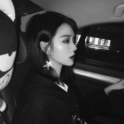 微信唯美黑白女生头像