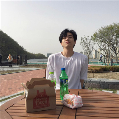 微信简单帅气男生头像