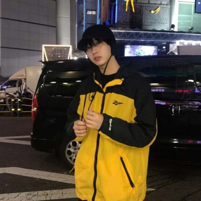 微信黄色系男生头像