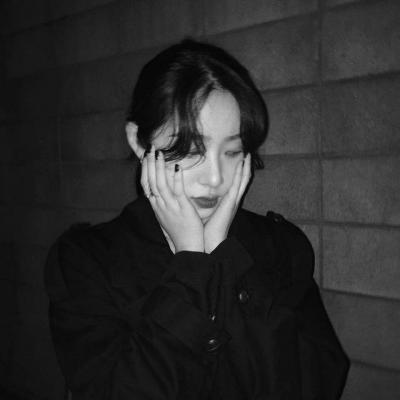 微信黑白女生伤感头像