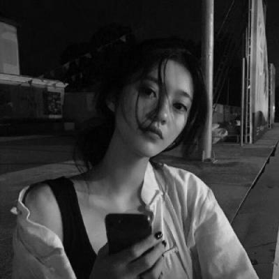 微信黑白女生伤感头像