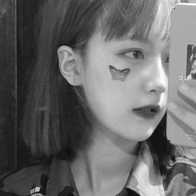 微信黑白女生伤感头像